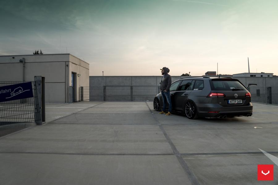  Volkswagen Golf R Estate on Vossen Wheels (VFS-10) 2017 года  (фото 30 из 30)